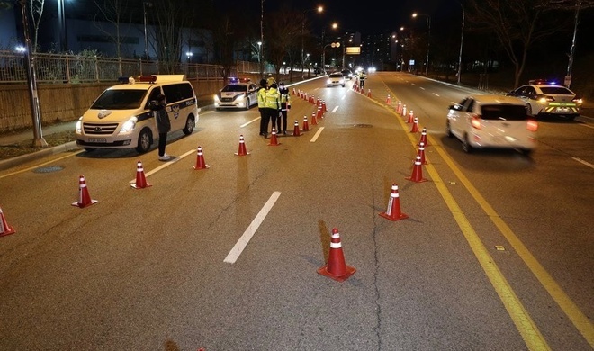 Kiểm tra tài xế ôtô uống rượu bia kiểu mới tại Hàn Quốc