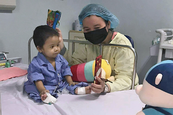 Ghép gan thành công cho em bé nhỏ nhất Việt Nam