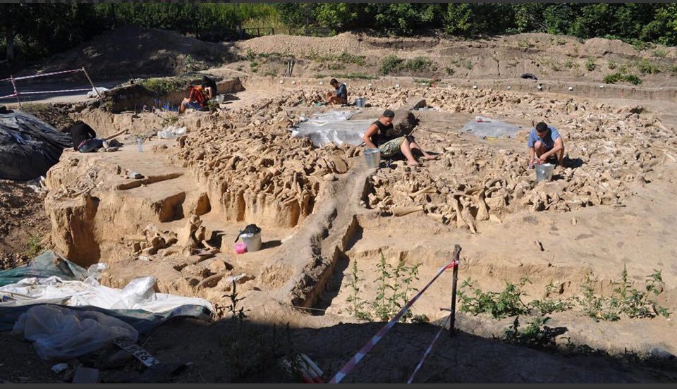 Lạnh người với kiến trúc 20.000 tuổi xây bằng hài cốt “quái thú” tuyệt chủng