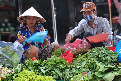 Điện thoại thay thế ví tiền, giải thoát cho bà bán rau, chị hàng cá