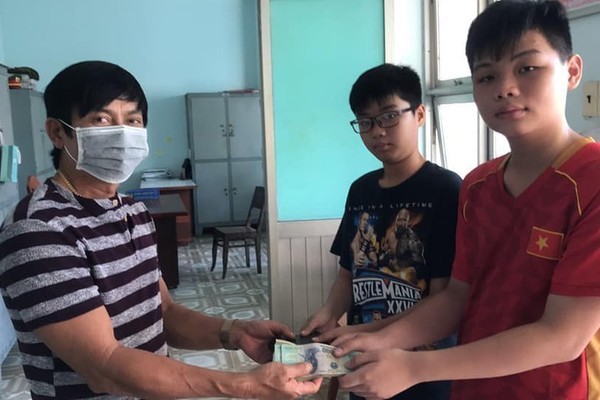 Hai nam sinh ở Bình Thuận trả lại 30 triệu đồng nhặt được trên đường
