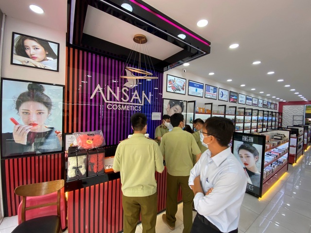 Phát hiện lô mỹ phẩm 'khủng' nghi nhập lậu, giả mạo ở chuỗi Ansan Cometics