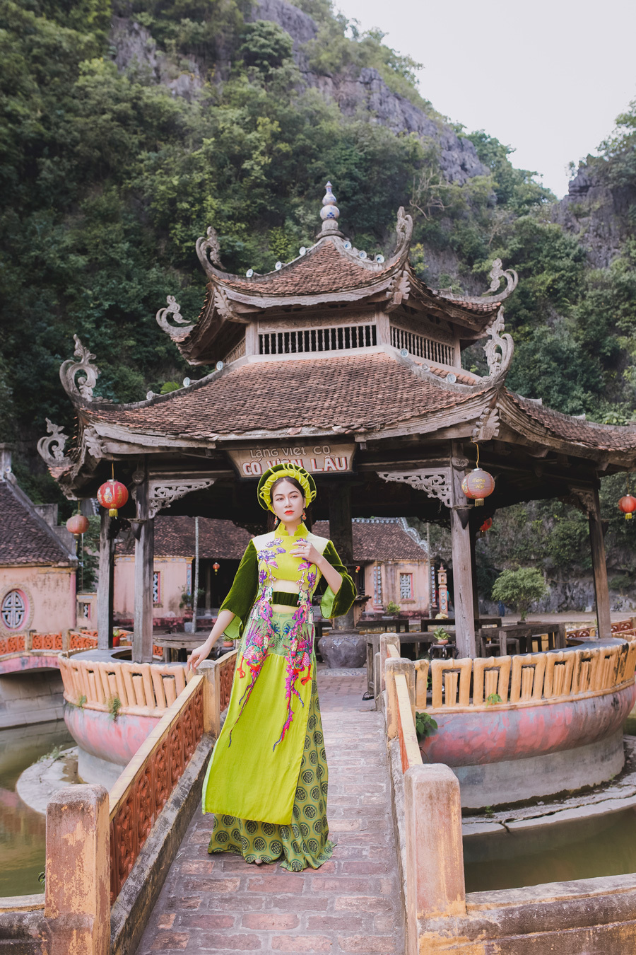 Hoa hậu áo dài Tuyết Nga ra MV 'Bèo dạt mây trôi'