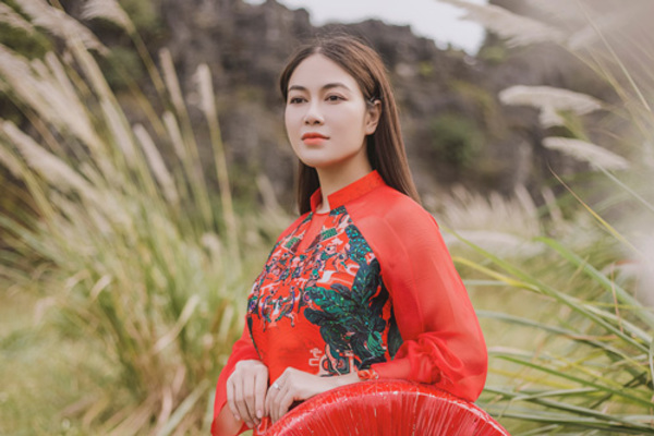 Hoa hậu áo dài Tuyết Nga ra MV 'Bèo dạt mây trôi'