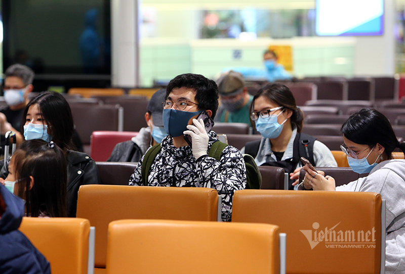 Sân bay Nội bài ngày cao điểm, nghìn người hồi hương cách ly