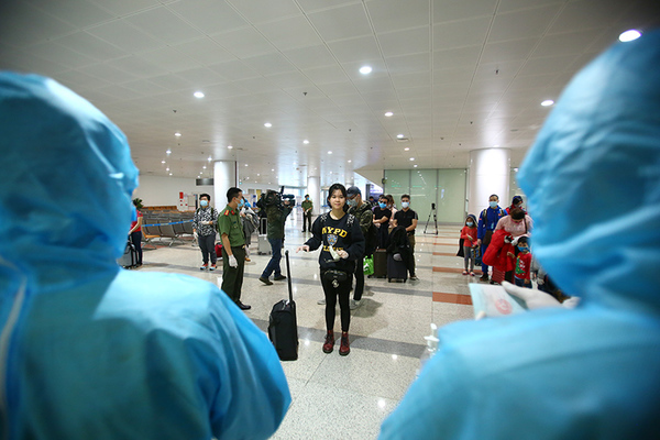 Sân bay Nội bài ngày cao điểm, nghìn người hồi hương cách ly