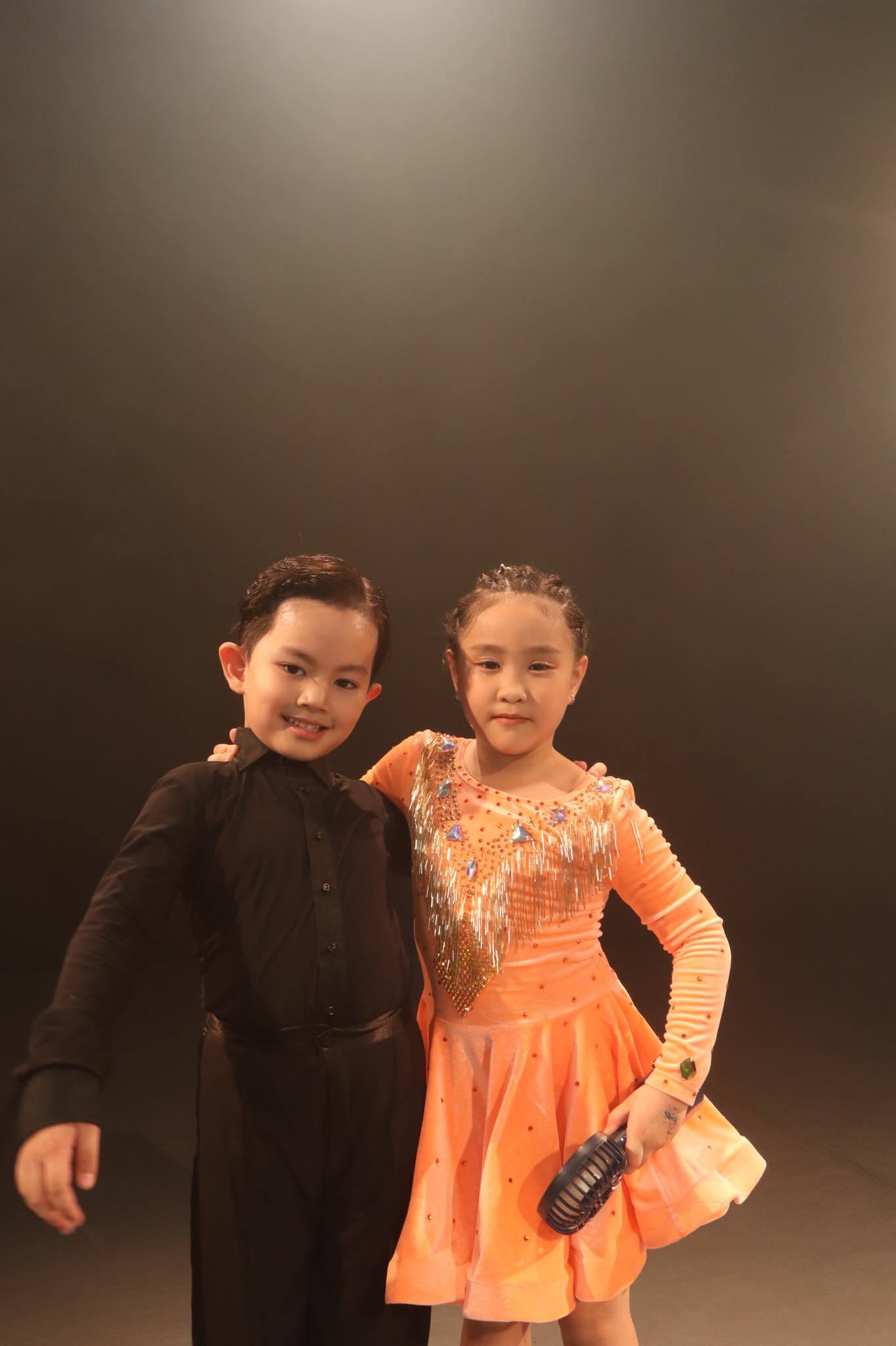 Thí sinh Hoa khôi mặc áo bà ba nhảy dancesport gợi cảm