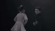 Mới 4 tuổi nhưng con trai Khánh Thi - Phan Hiển đã nhảy điêu luyện