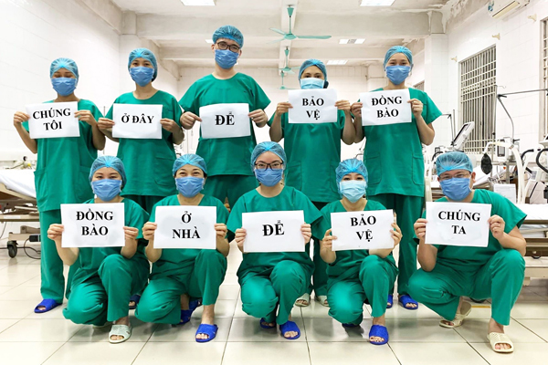 Bác sĩ khắp thế giới lan toả thông điệp ‘xin bạn ở nhà vì chúng tôi’