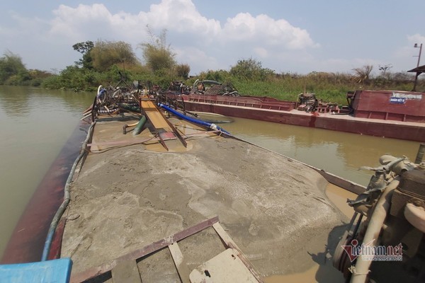 Hợp tác xã ở Đắk Lắk đưa tàu ‘đục’ bờ sông trộm cát