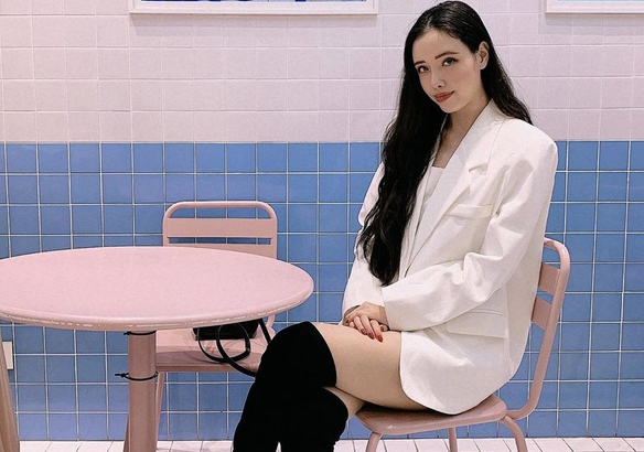 Em gái Mai Phương Thúy ngày càng mặn mà, sành điệu