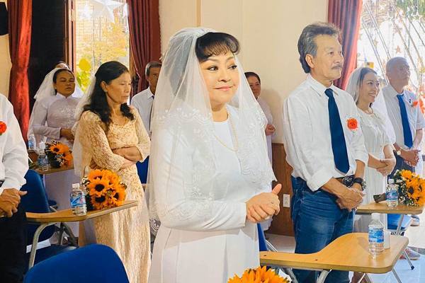 2 đời chồng, danh ca Hương Lan 64 tuổi lại mặc áo cưới