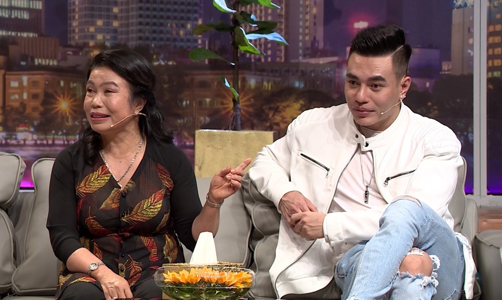 Lê Dương Bảo Lâm tặng mẹ nhẫn kim cương trên sóng truyền hình
