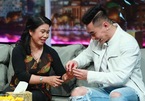 Lê Dương Bảo Lâm tặng mẹ nhẫn kim cương trên sóng truyền hình