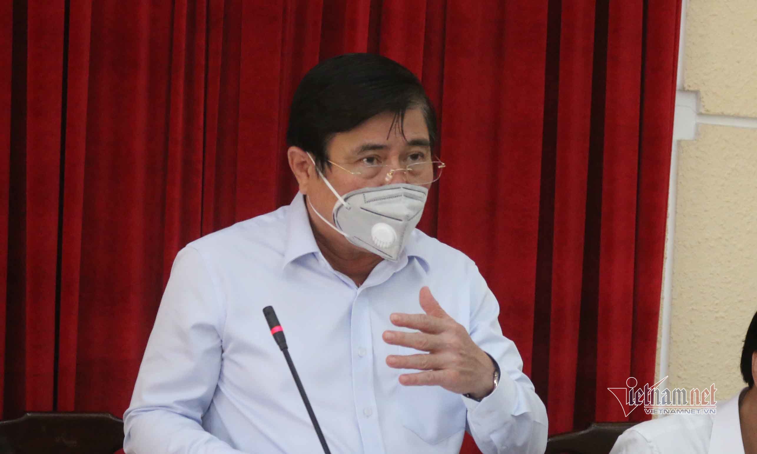 Chủ tịch TP.HCM nổi nóng khi chủ tịch quận nói thiếu khẩu trang