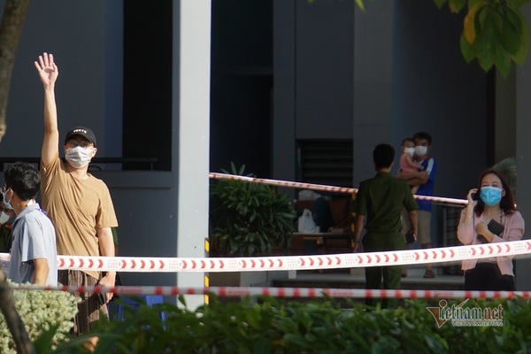 Cuộc sống trong khu chung cư 1.000 hộ dân bị cách ly ở Sài Gòn