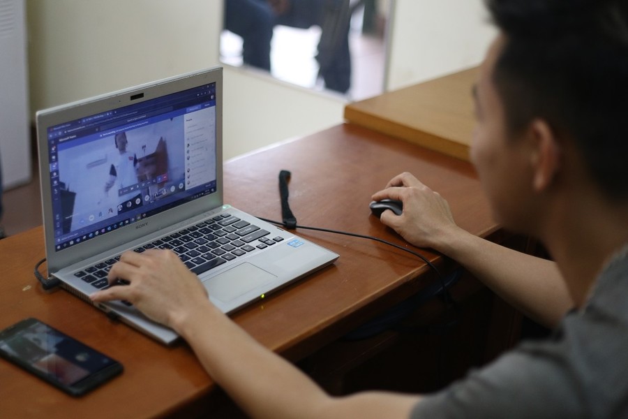 Nhấn vào ảnh để phóng to Sẽ có kiểm tra, đánh giá thường xuyên học qua internet và trên truyền hình