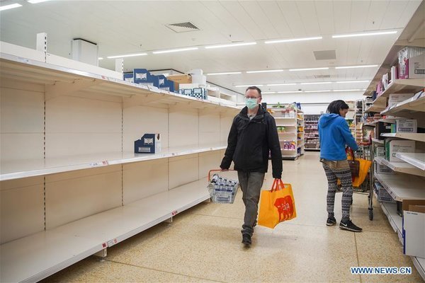 Hình ảnh dân Anh 'vét nhẵn' siêu thị trước lệnh đóng cửa do Covid-19 có hiệu lực