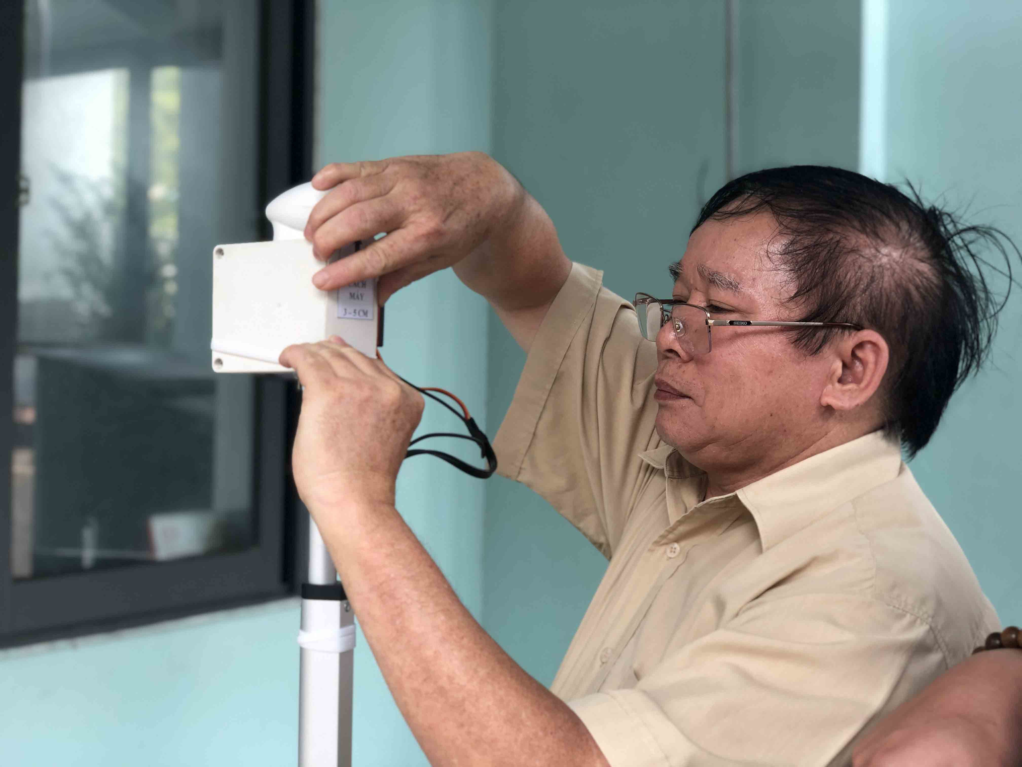 Cựu Thứ trưởng Giáo dục chế tạo máy đo thân nhiệt từ xa