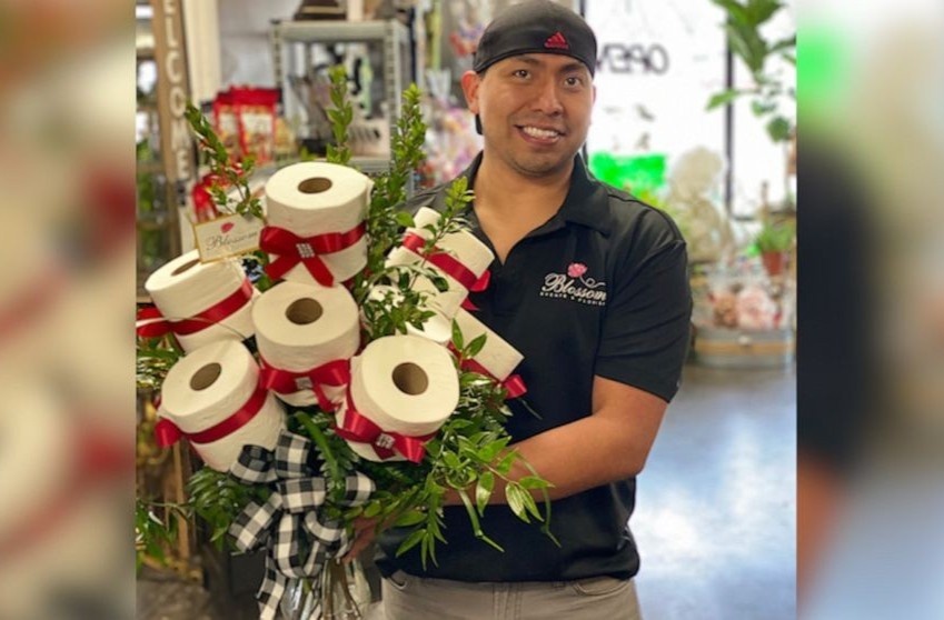 Chàng trai làm bó hoa từ giấy vệ sinh để tặng khách hàng
