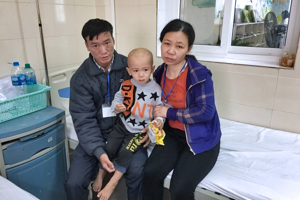 Cha tật nguyền bất lực sợ không cứu được con trai ung thư