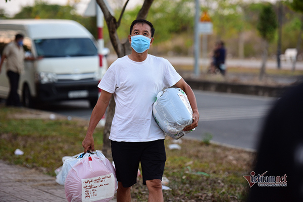 Phụ huynh tiếp tế, hỏi thăm con từ xa qua khu cách ly kí túc xá