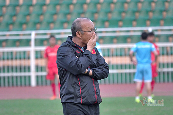 Tuyển Việt Nam: V-League không hủy, thầy Park vẫn bất an