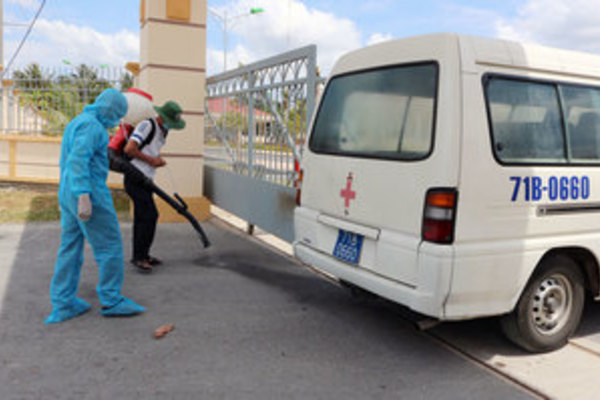 Bến Tre tìm người cùng xe thiếu nữ mắc Covid-19, cách ly 1.500 người trong ấp