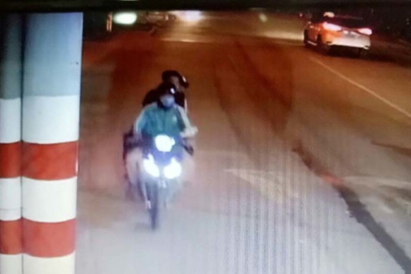 Người phụ nữ chạy Grab bị chích roi điện, cướp xe máy ở Sài Gòn