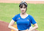 Cô gái Hàn Quốc xinh đẹp mắc lỗi vô duyên vì diện quần quá bó trên sân vận động