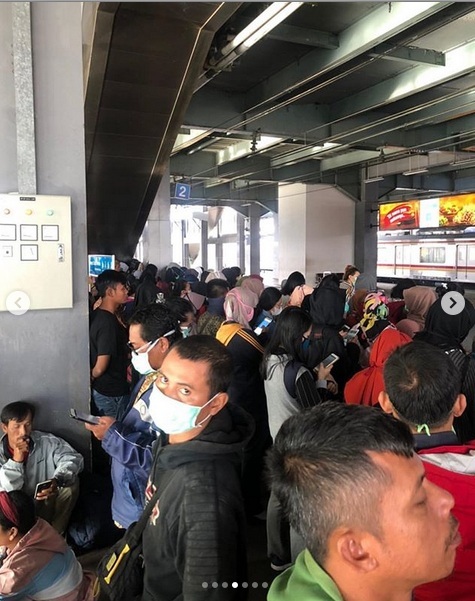 Giao thông Jakarta kẹt cứng trong ngày đầu áp lệnh tình trạng khẩn cấp