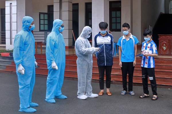 Nữ thiếu tá gửi con, tình nguyện khăn gói vào làm việc trong khu cách ly