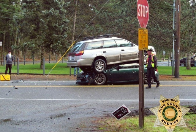 Hai ôtô xếp chồng lên nhau sau va chạm trực diện