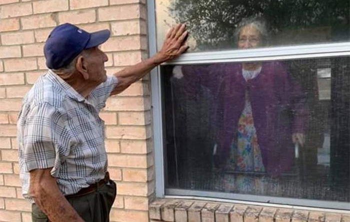 Những cuộc gặp gỡ xúc động qua ô cửa sổ