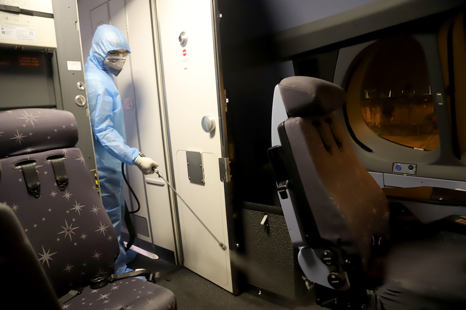 Hình ảnh khử trùng từng milimet trên máy bay phòng lây lan Covid-19