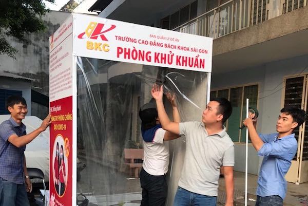 Trường học ở TP.HCM tự lắp buồng khử khuẩn toàn thân chống Covid–19