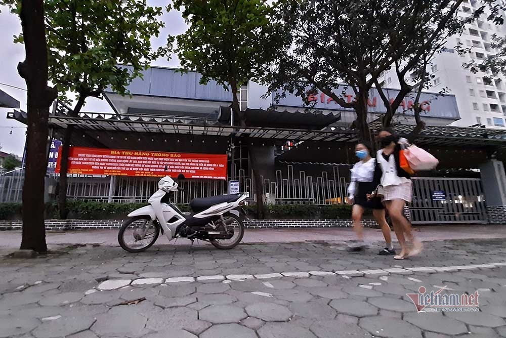 Hà Nội 'giờ giới nghiêm', quán xá nơi đóng im lìm nơi đông nghịt