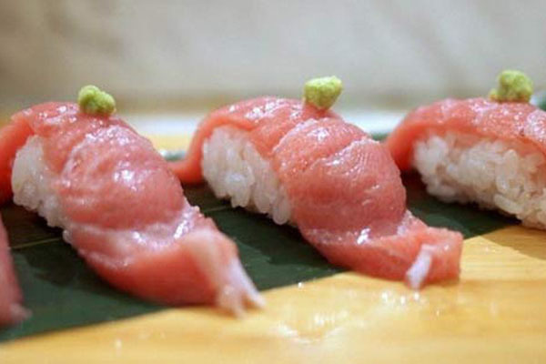 Ăn sushi siêu nhỏ, phải dùng kính lúp và tăm
