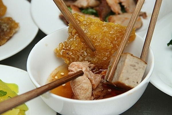 Dịch Covid-19: Cẩn trọng với thói quen dùng chung chén chấm