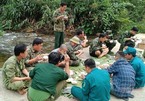 Bữa cơm trên lá chuối nơi biên giới của bộ đội biên phòng chặn dịch