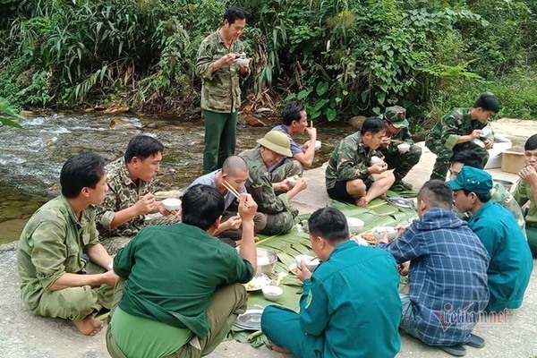 Bữa cơm trên lá chuối nơi biên giới của bộ đội biên phòng chặn dịch