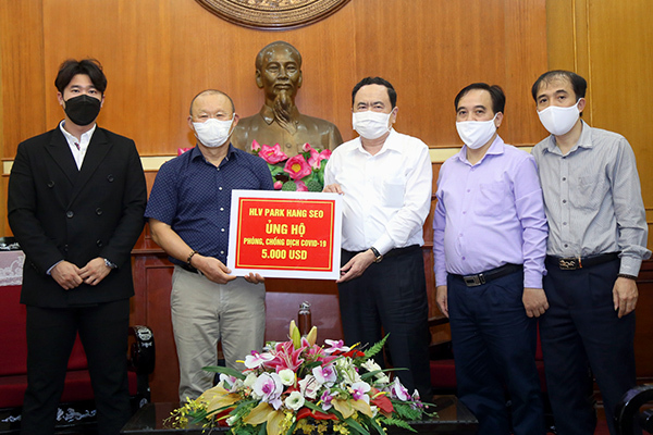 HLV Park Hang Seo ủng hộ 5.000 USD phòng chống dịch