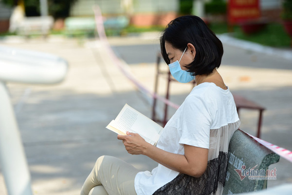 Mẹ Việt trong khu cách ly nhắn con trai: Con ở Pháp đi, về lại thêm gánh nặng