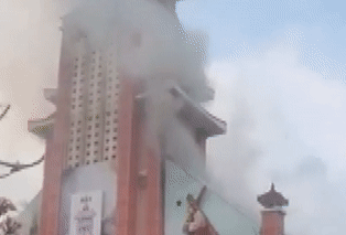 Đang sửa chữa, nhà thờ ở Đà Nẵng bốc cháy nghi ngút