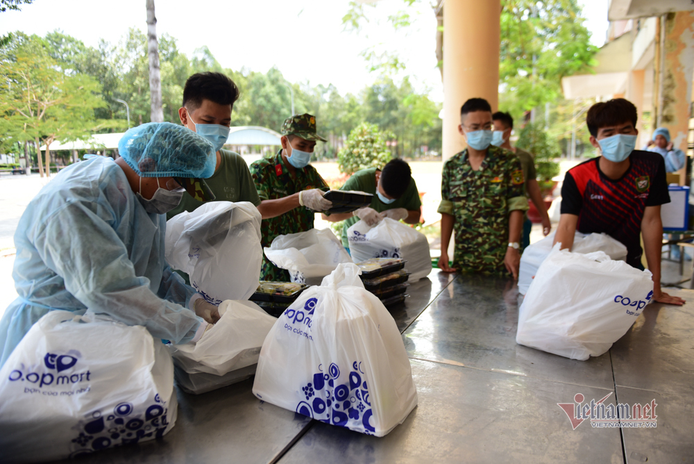 Cuộc sống trong khu cách ly quân sự gần nghìn người ở Sài Gòn