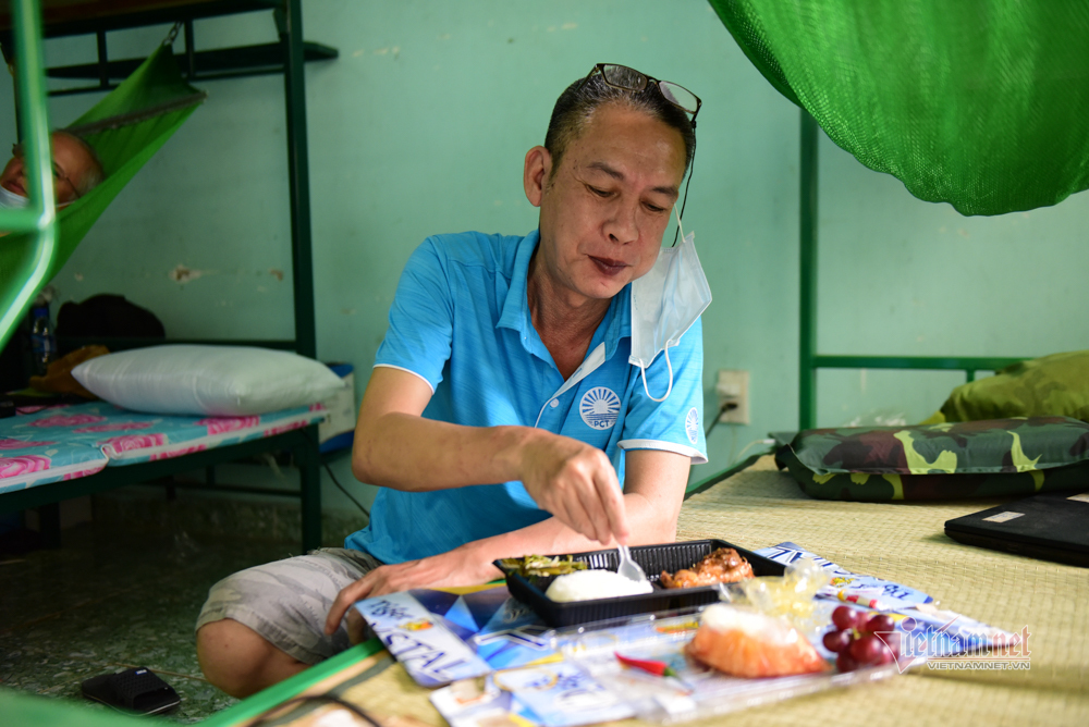 Cuộc sống trong khu cách ly quân sự gần nghìn người ở Sài Gòn