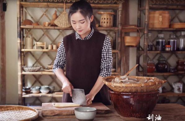 Cô gái bỏ phố về quê chăm sóc cha bất ngờ thành hot vlogger