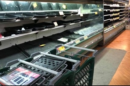 Cố tình ho lên thực phẩm trong siêu thị, người phụ nữ Mỹ đối mặt án hình sự