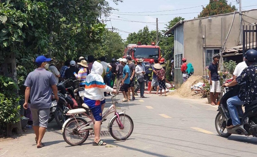 Công an nổ súng vây bắt kẻ nghi ngáo đá cố thủ trong nhà dân