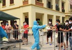 Bộ đội nấu cháo cho trẻ em trong khu cách ly ở Nghệ An